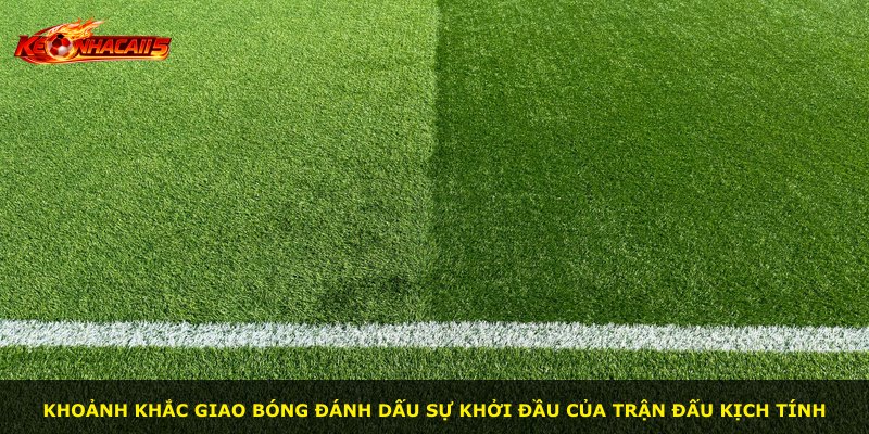 Khoảnh khắc giao bóng đánh dấu sự khởi đầu của trận đấu kịch tính