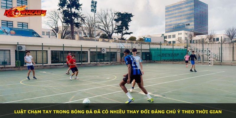 Luật chạm tay trong bóng đá đã có nhiều thay đổi đáng chú ý theo thời gian